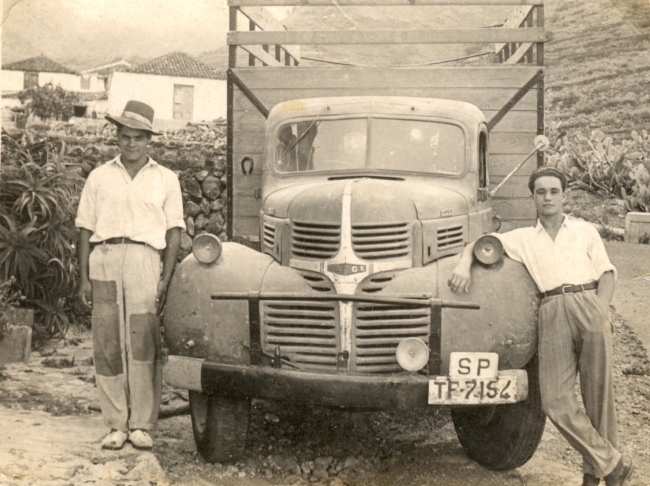 Candelaria. Camión en Candelaria II. Fondo Fotográfico Francisco Coello